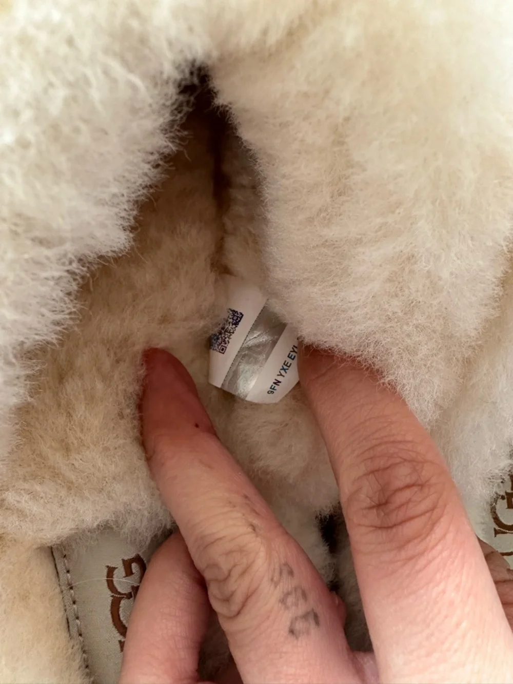 NWOT Women’s UGG Slippers - Picture 7 of 7